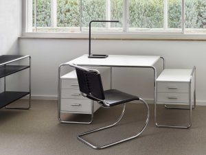 S 533 L / Fauteuil piètement luge Mies van der Rohe cuir sellier Noir